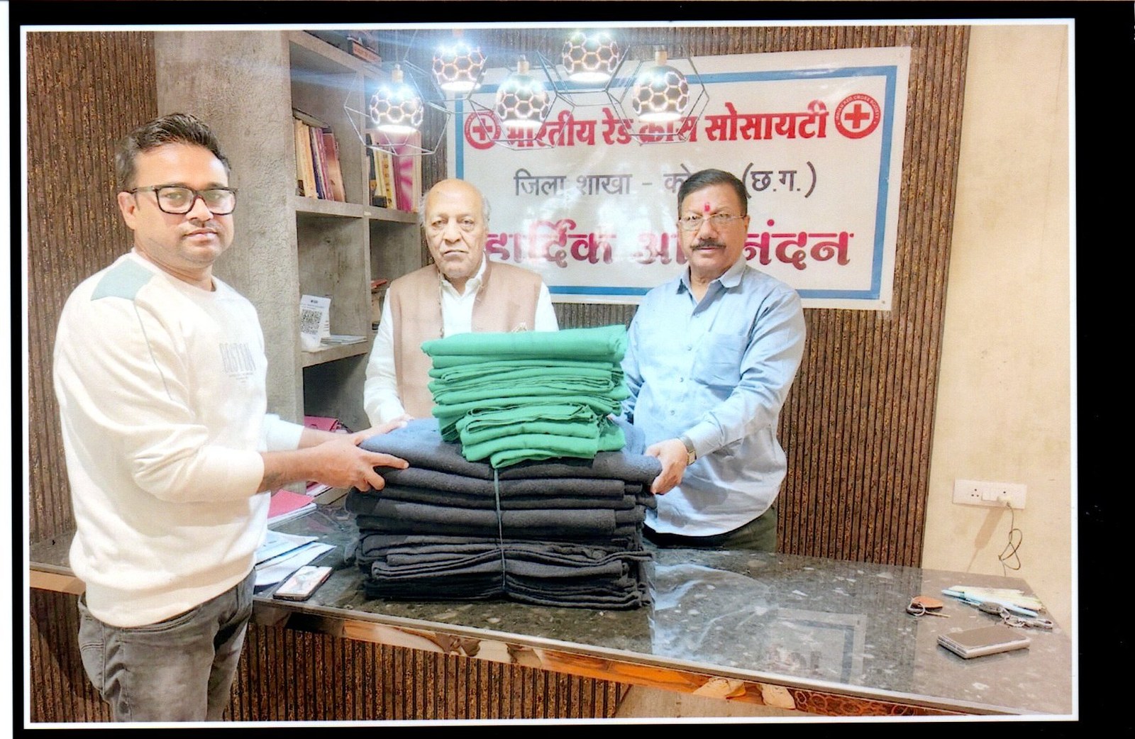 शासकीय आयुर्वेदिक अस्पताल डिंगापुर में कंबल एवं बेडशीट वितरण - Blanket & Bed Sheet Distribution at Ayurvedic Hospital Dingapur