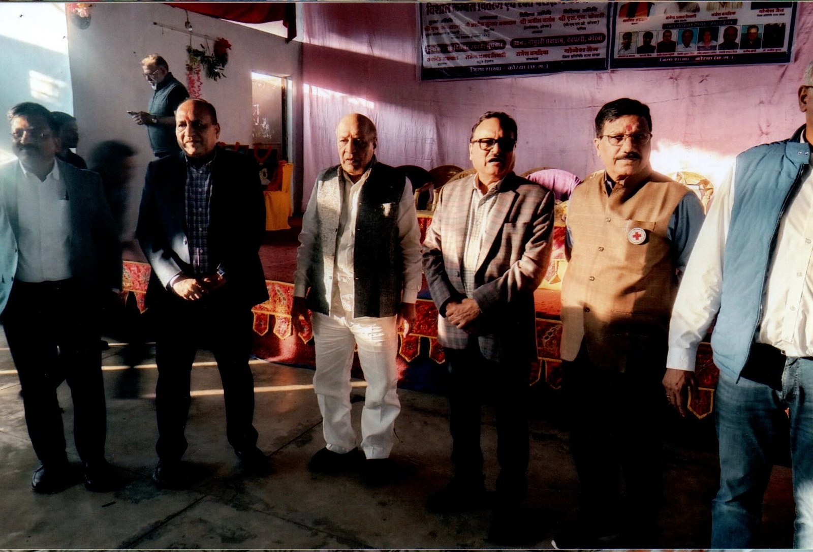 गौमुखी सेवाधाम देवपहरी में अतिथियों द्वारा सेवा सहायता वितरण - Dignitaries Distributing Blankets at Gaomukhi Sevadham