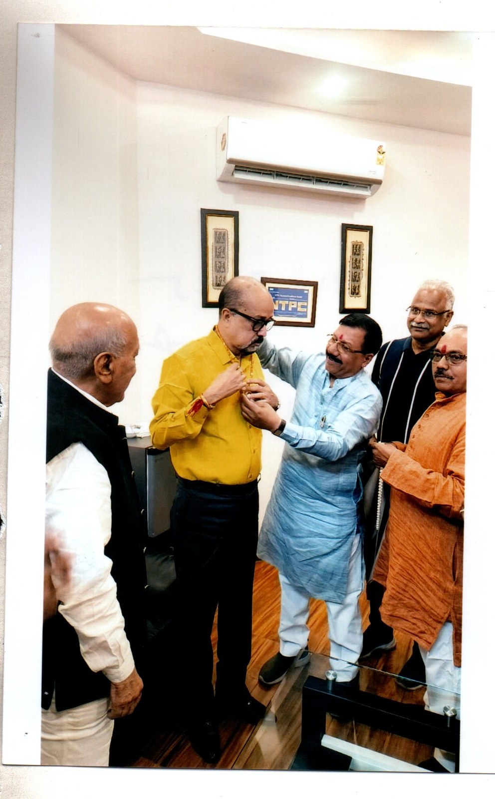 राज्यपाल महोदय को रेड क्रॉस गतिविधियों से अवगत कराते पदाधिकारी - Governor Shri Ramen Deka Reviewing Korba Red Cross Initiatives
