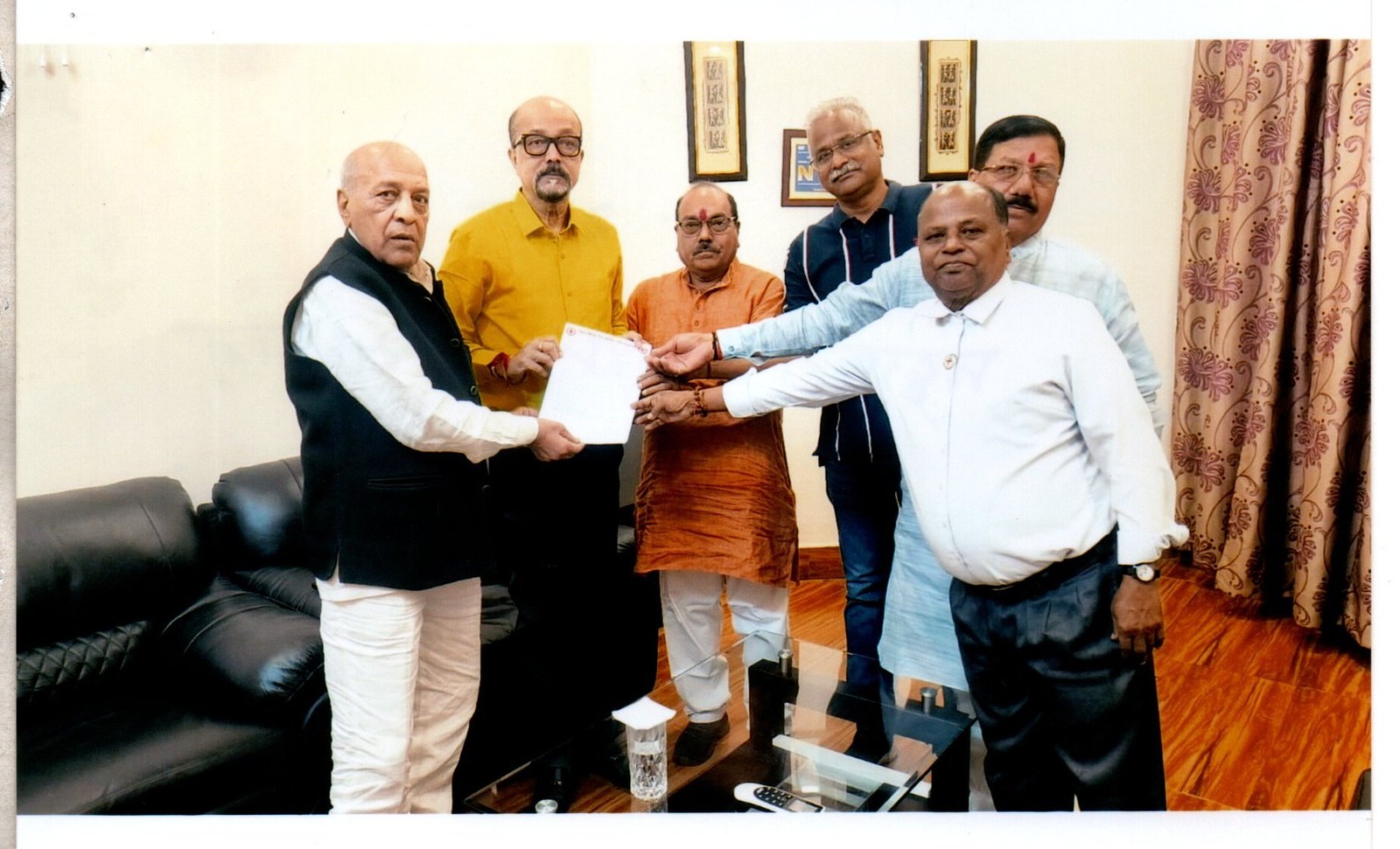 महामहिम राज्यपाल को स्मृति चिन्ह भेंट करते चेयरमैन एवं टीम - Presenting Memento to Hon'ble Governor