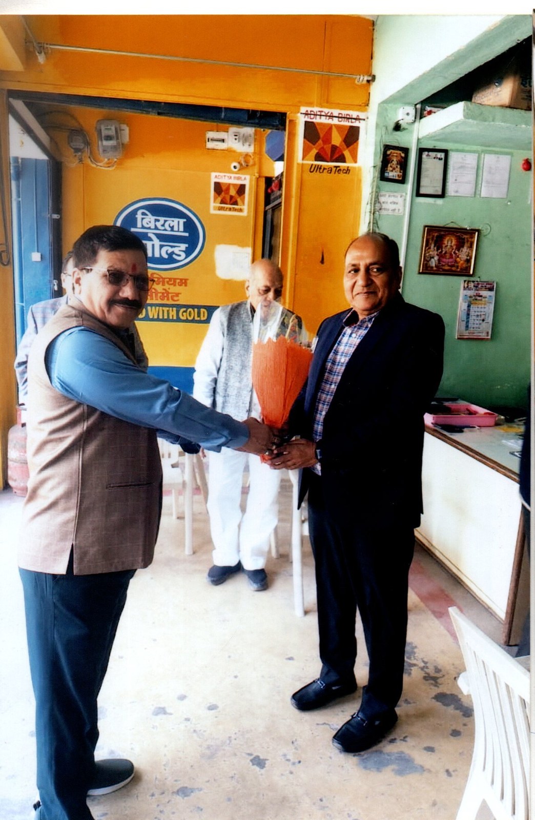 उपाध्यक्ष राजेंद्र तिवारी द्वारा IAS अशोक अग्रवाल जी का स्वागत - Vice Chairman Rajendra Tiwari Welcoming IAS Ashok Agrawal