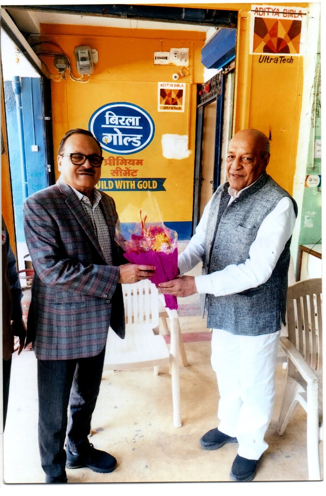 चेयरमैन रामसिंह अग्रवाल द्वारा राज्य प्रमुख IAS एम.के. राउत का स्वागत - Chairman Ram Singh Agrawal Welcoming IAS M.K. Raut